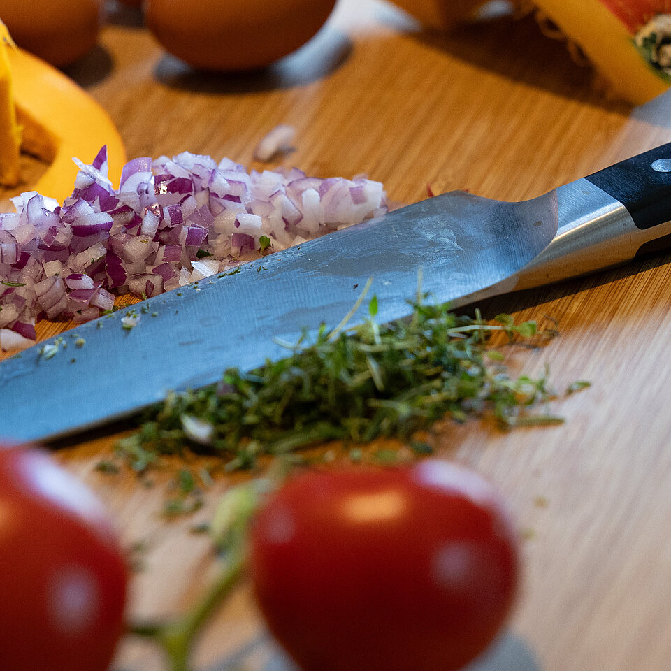 Küchenbrett mit geschnittenem Gemüse
