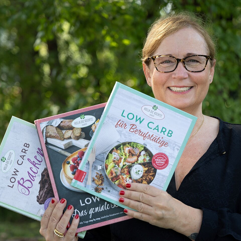 Petra Hola-Schneider mit ihren Kochbüchern