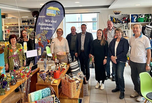 Steuerungsgruppe des Fairtrade-Landkreises zu Gast im Fair & Mehr Eine-Welt-Laden Kolibri in Schwaig